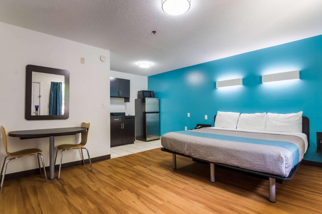 1 King Bed - Non-Smoking, Micfridge