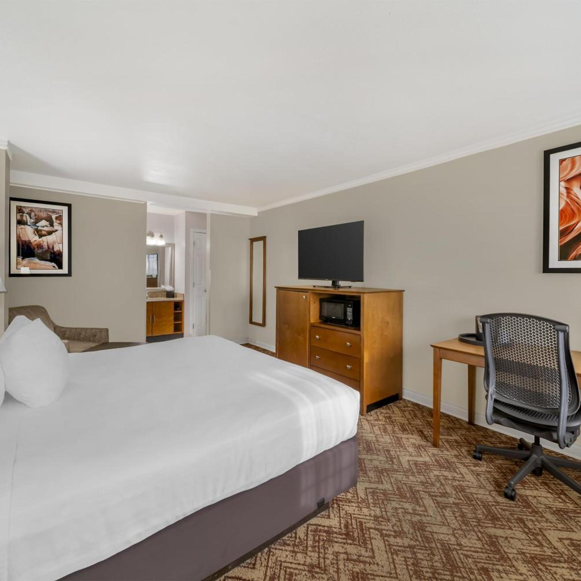 غرفة ديلوكس بسرير كينج، Best Western Plus Northwoods Inn 3/8
