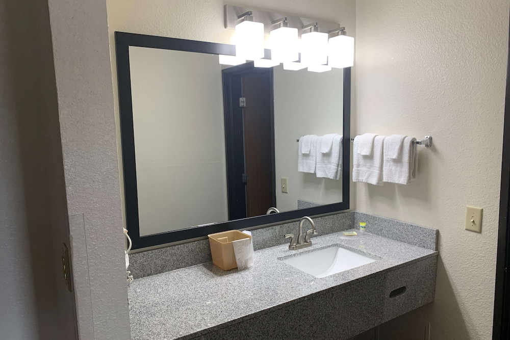 غرفة سوبيريور بسرير كينج، Baymont by Wyndham Waupun 3/4