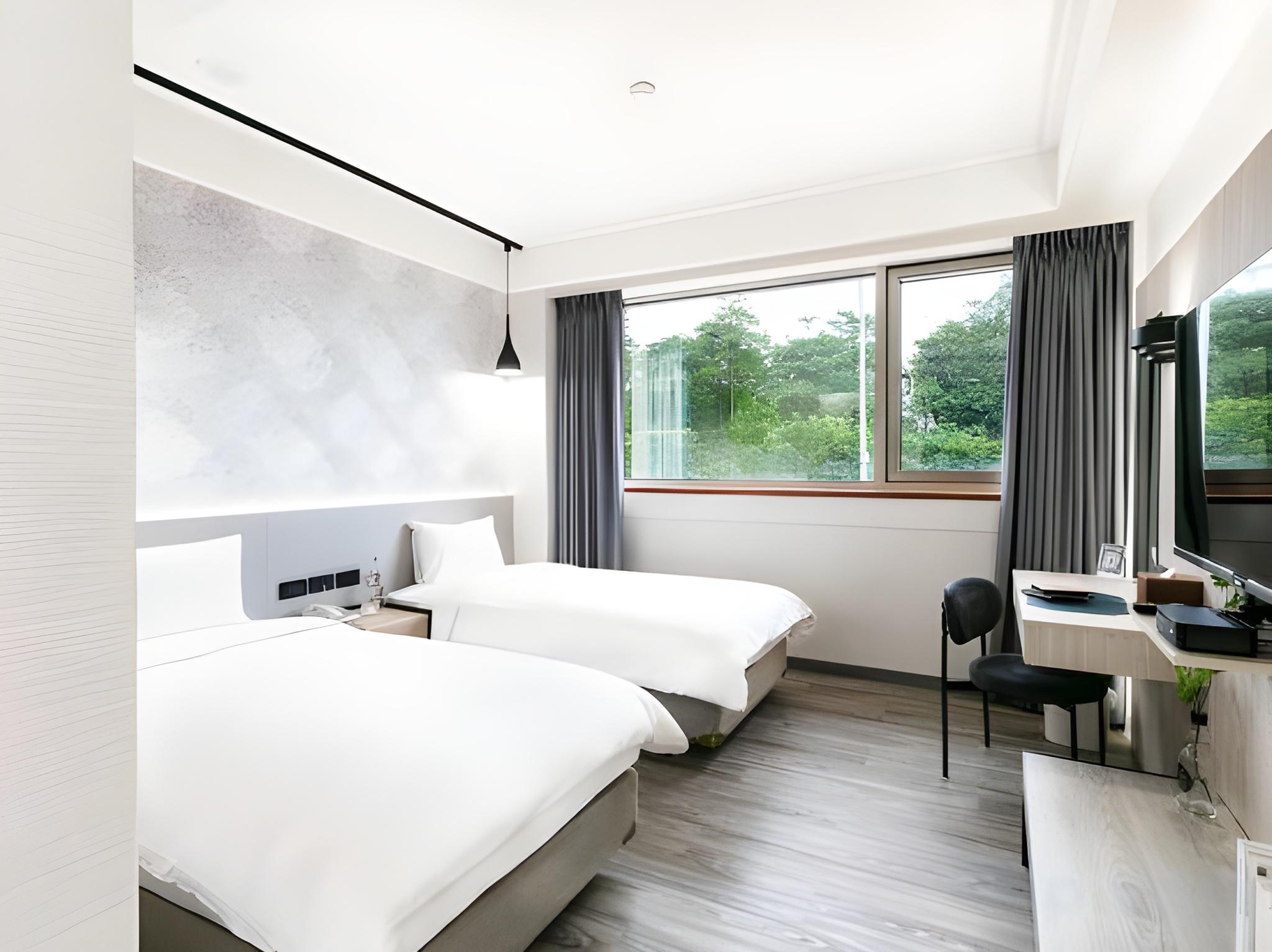 ROOM, TWIN BEDS, PARK VIEW, NO PARKING