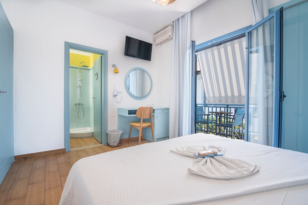 Saronis Hotel 11/50