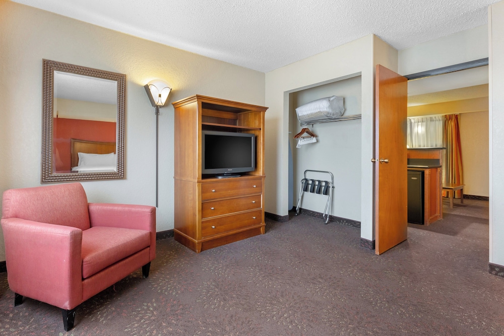 Holiday Inn Express Chicago Downers Grove 49/74
