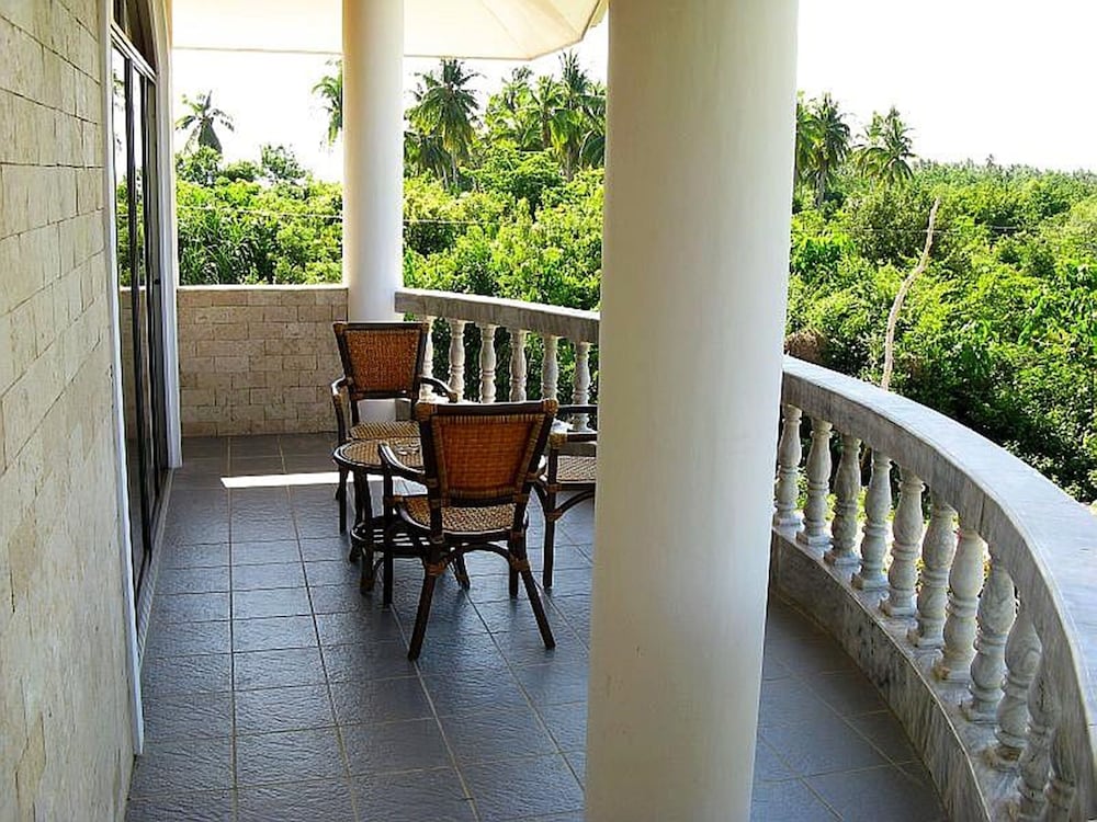 Linaw Beach Resort 57/73