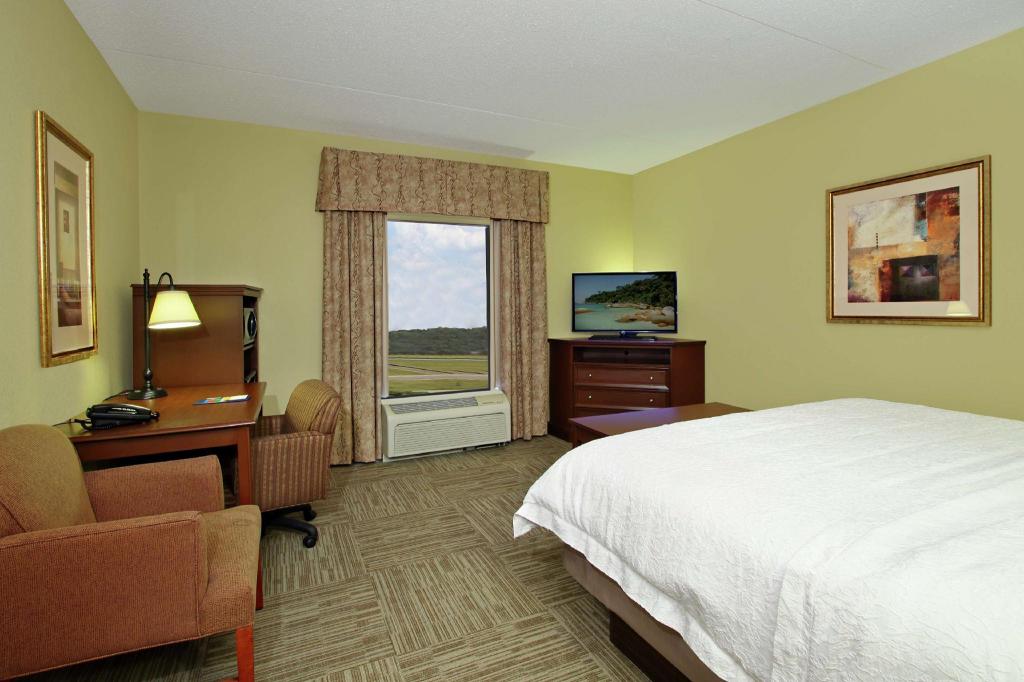 Room, King Bed, Working Area, Accessible