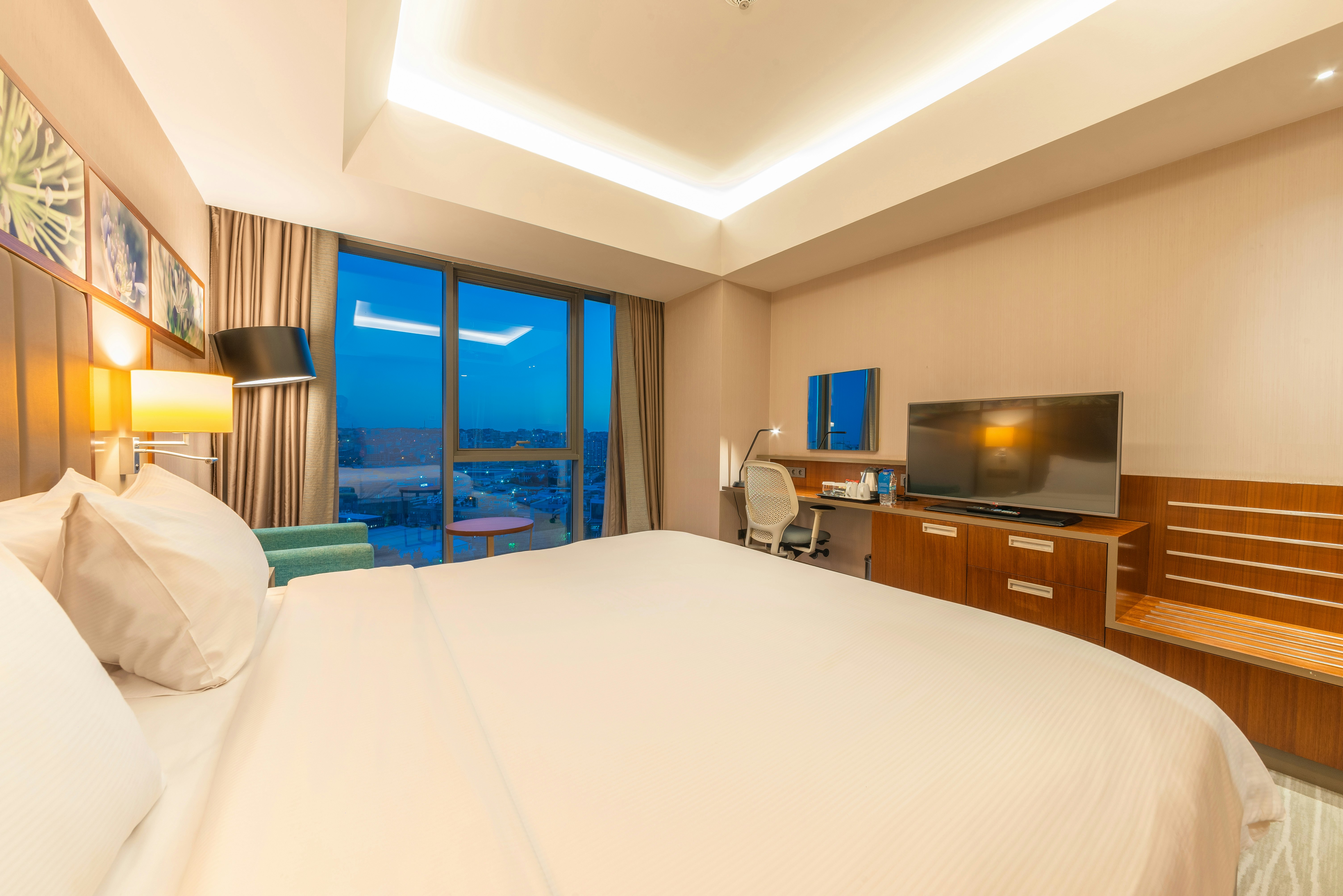 ROOM, KING BED