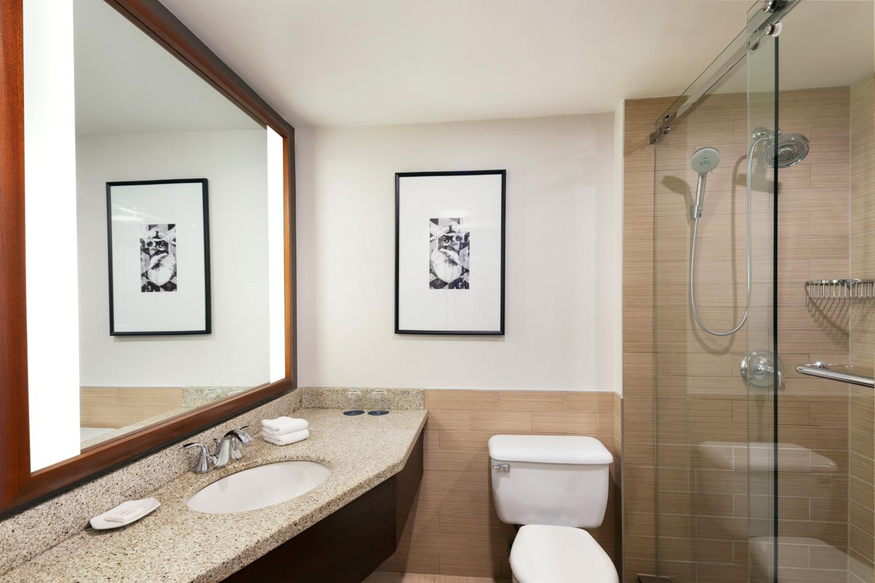 غرفة بسرير كينج وسريرين كوين، SHERATON VANCOUVER AIRPORT HOTEL 3/4