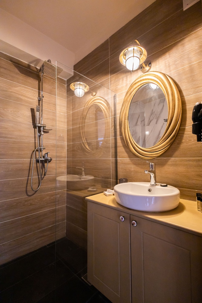 April Luxury Suites 46/50