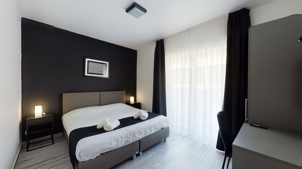 Block Hotel Rooms and Aparments 18/54