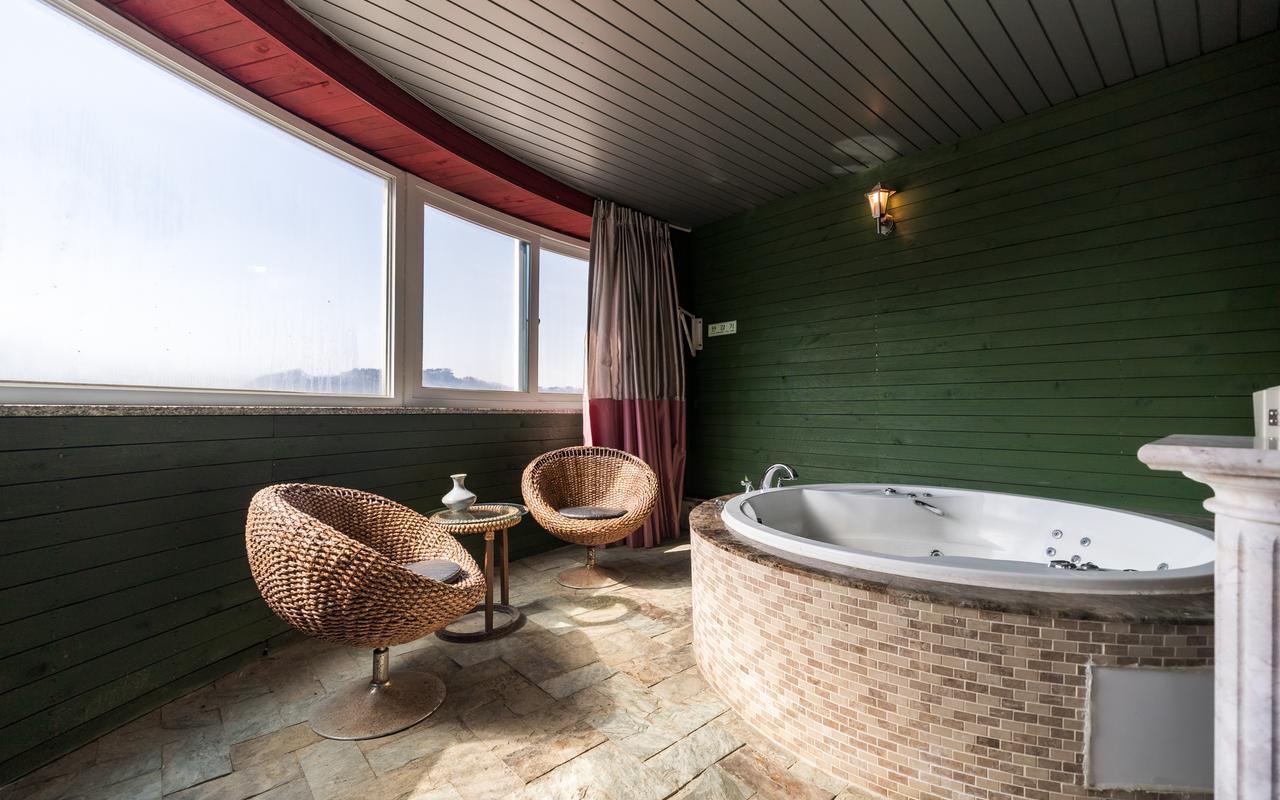 Superior, Twin Beds, 2 King Beds, Outdoor Bath