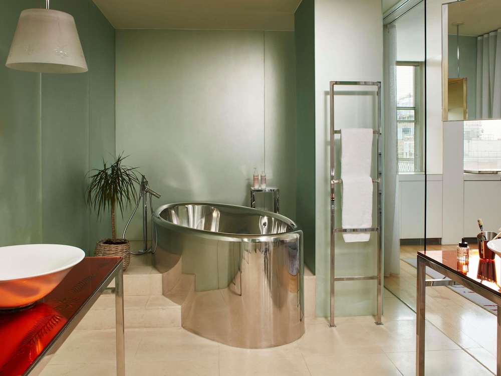 Sanderson London 47/47