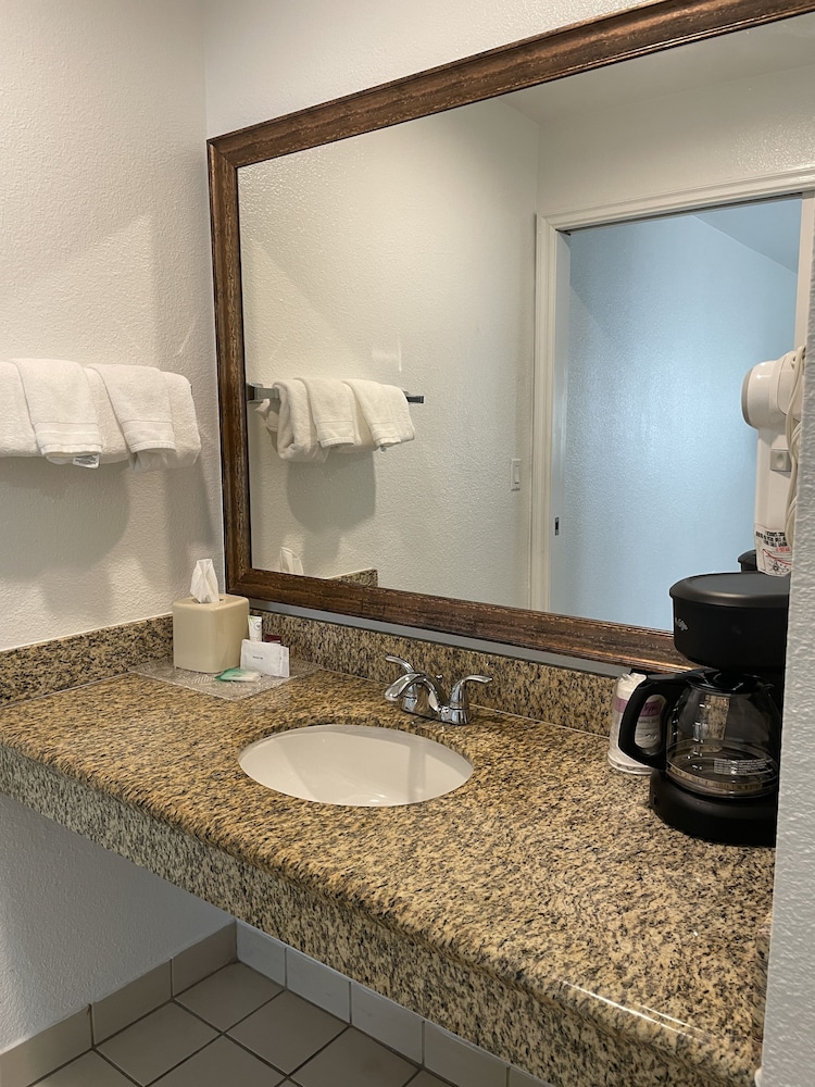 Loma Linda Inn. 51/54