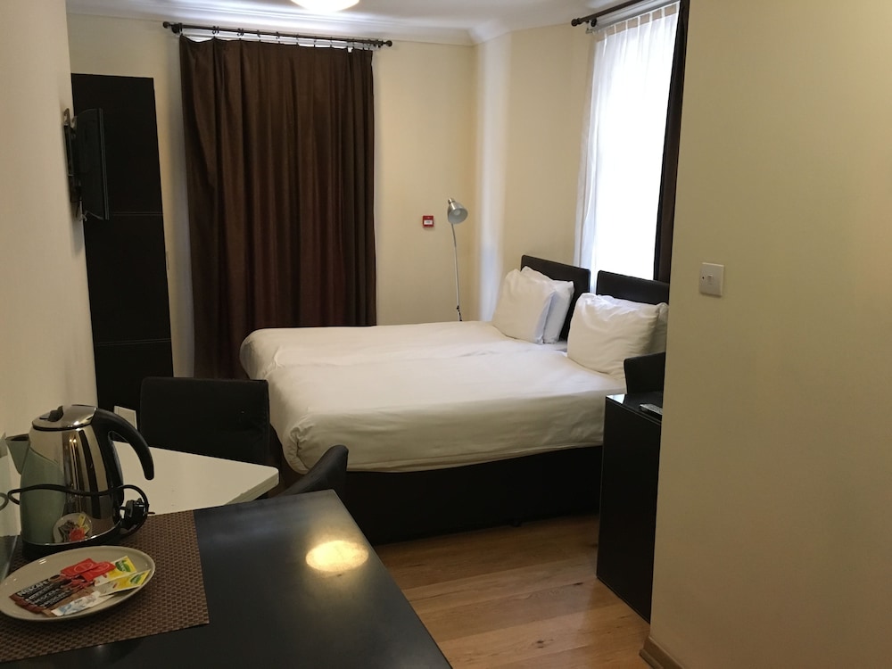 Basement, Twin Beds، The Royale Chulan Hyde Park 4/7