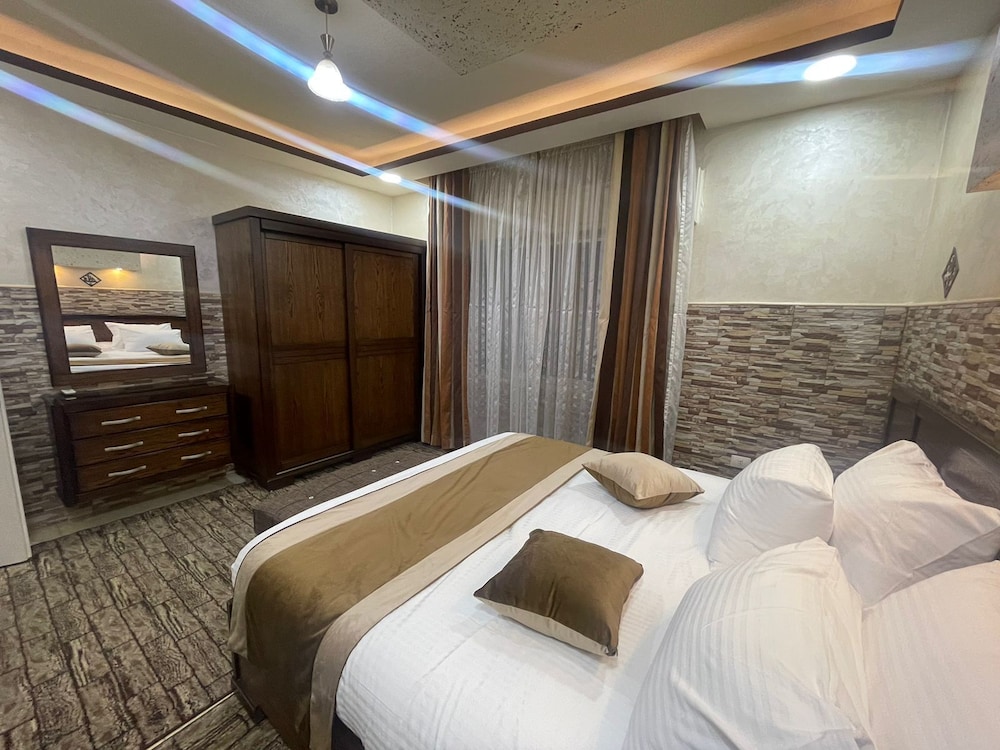 ROOM, QUEEN BED