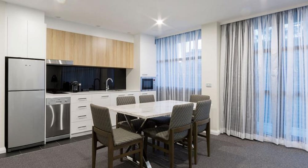 AVENUE HOTEL CANBERRA 49/59