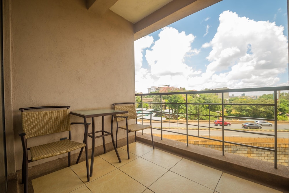 Taarifa Suites 38/50