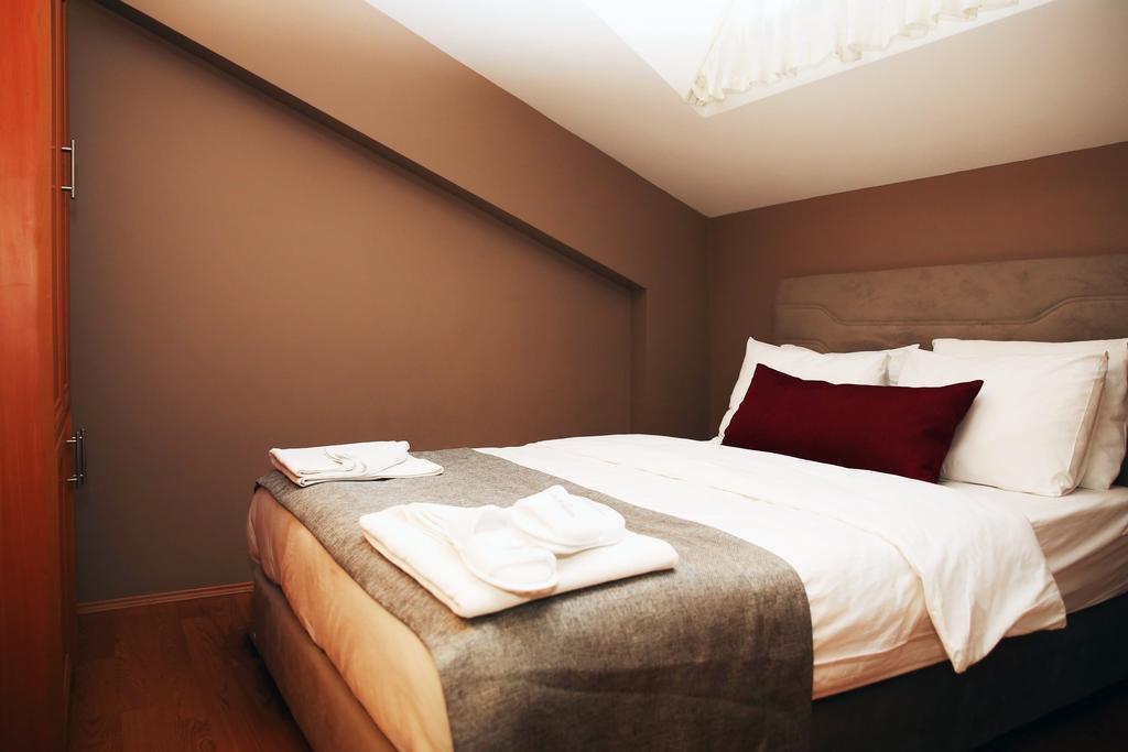 AKIN SUITES 10/24