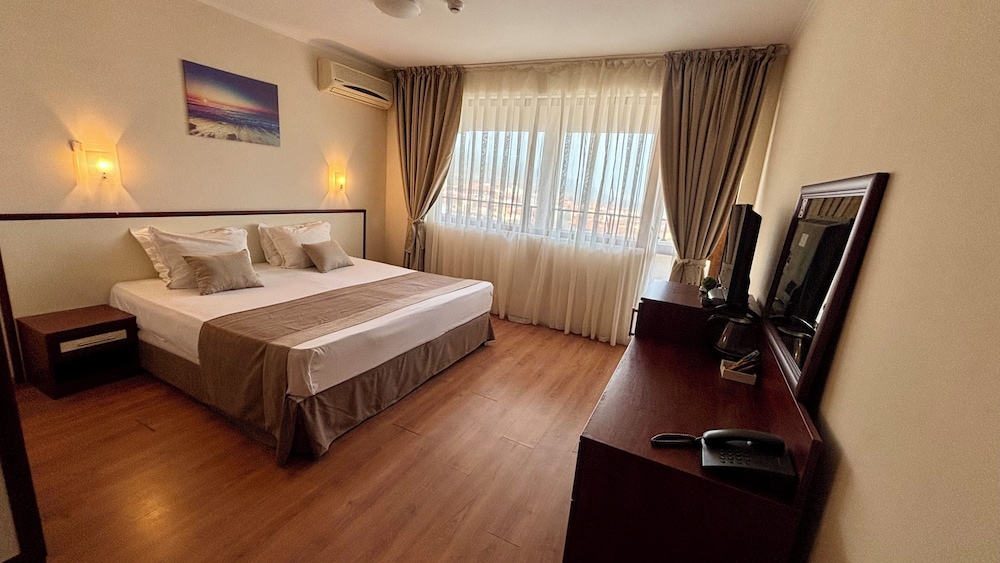 Hotel South Nights 15/48