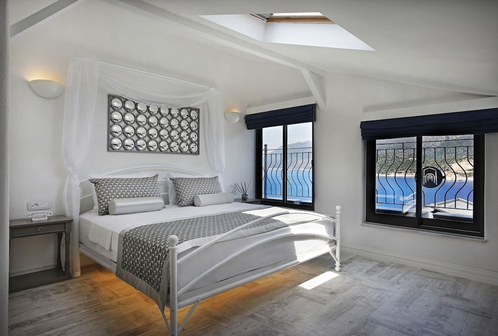 loft, partial sea view