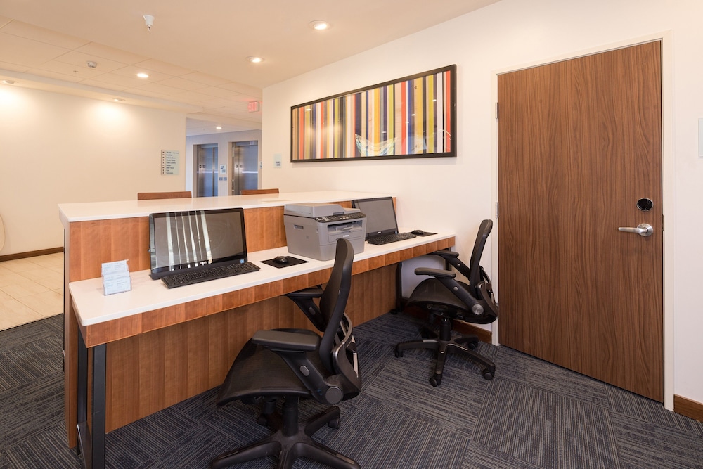 Holiday Inn Express & Suites Kalamazoo West 41/46