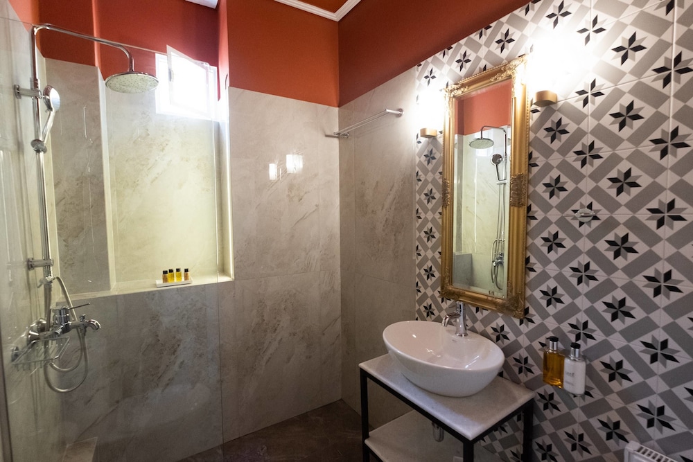 Athenian Yard Suites 44/50