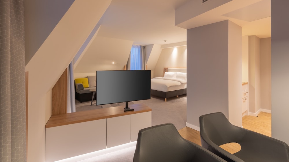 HOLIDAY INN EXPRESS AND SUITES POTSDAM 51/58