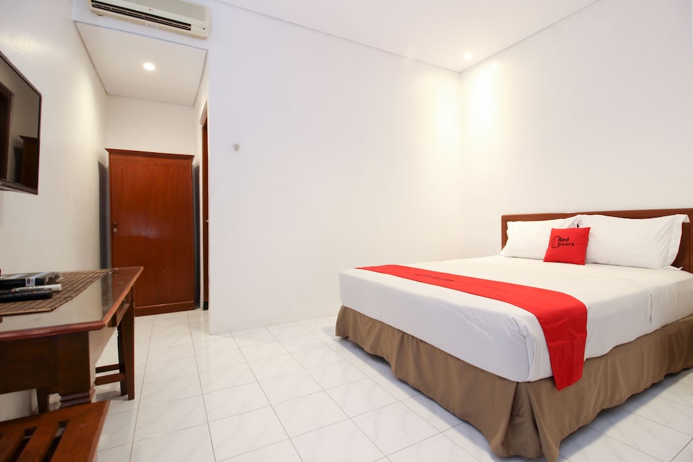 Reddoorz Plus Near Alun Alun Selatan 2 15/32