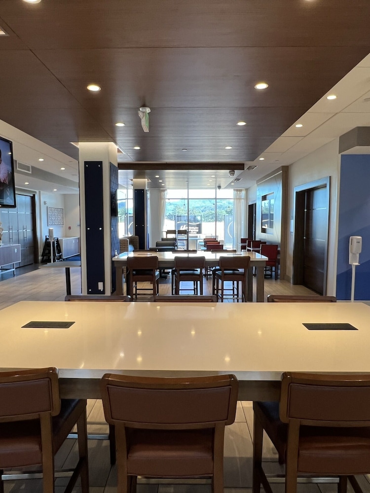 Holiday Inn Express & Suites - Ukiah 7/80