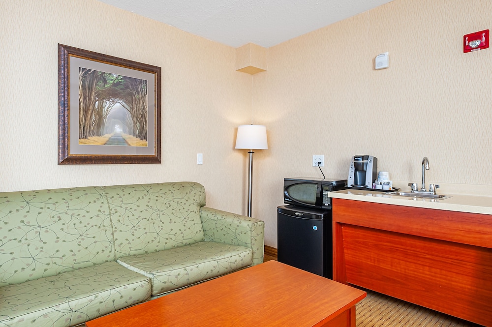 Holiday Inn Express Hotel Suites Clarington Bowmanville 8/70