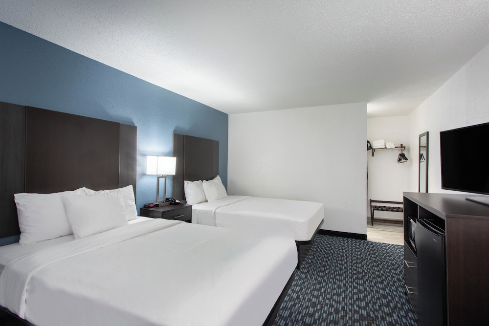Clarion Pointe Charlotte 25/57
