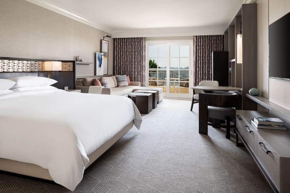 ROOM, KING BED, FOOTHILLS VIEW