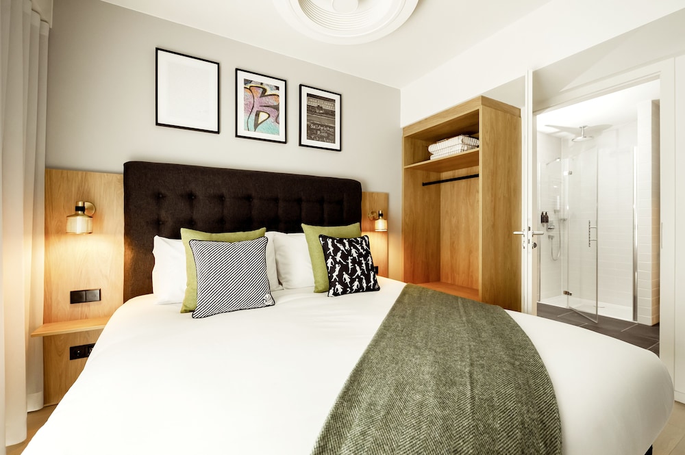 ROOM, DOUBLE BED