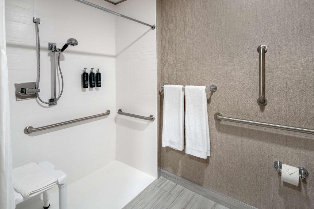 جناح بسريرين مزدوجين بغرفة نوم واحدة مع أريكة لذوي الإعاقة، DoubleTree Suites by Hilton Hotel Mt. Laurel 3/3