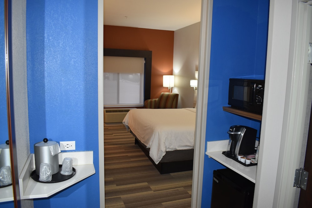 Holiday Inn Express Hotel Suites Mcpherson 25/64