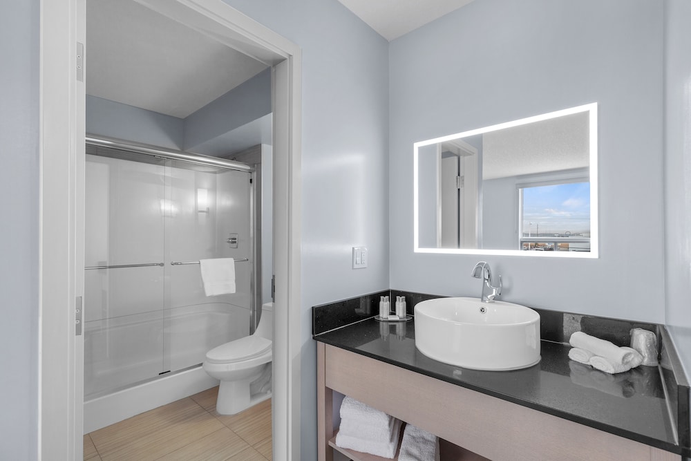 Emerald Hotel and Suites Calgary Airport 10/33