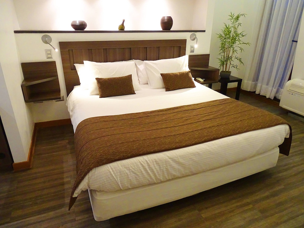 Su Merced Hotel Boutique 9/89