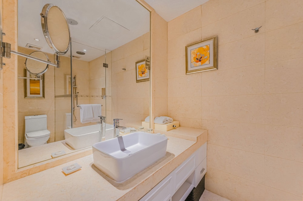 Lia Charlton Hotel Shenzhen 47/48