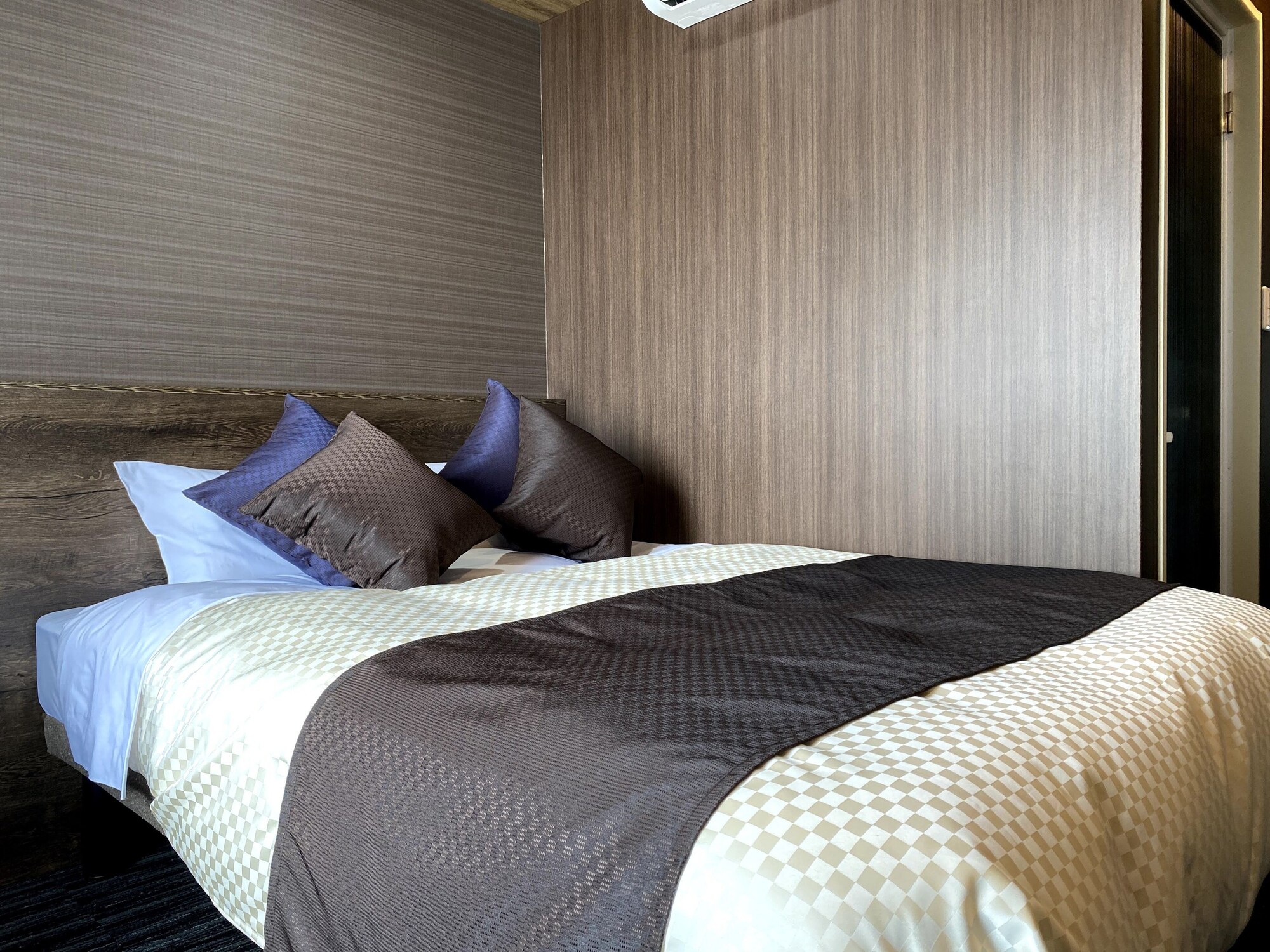 ROOM, DOUBLE BED