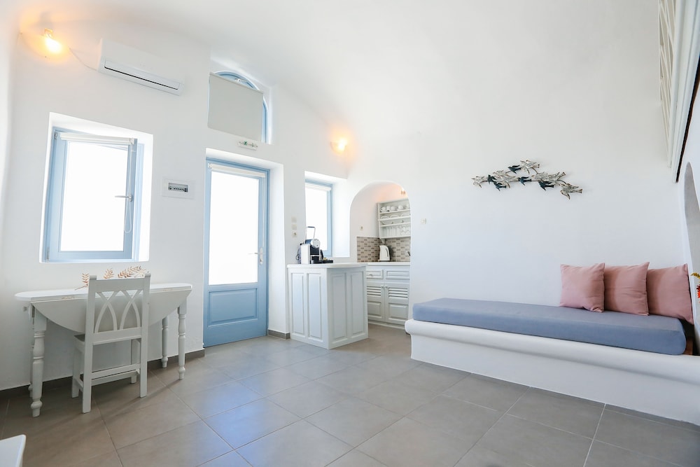 ILIOPERATO TRADITIONAL APARTMENTS 24/50