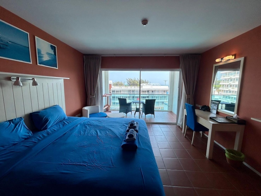 DELUXE, DOUBLE BED