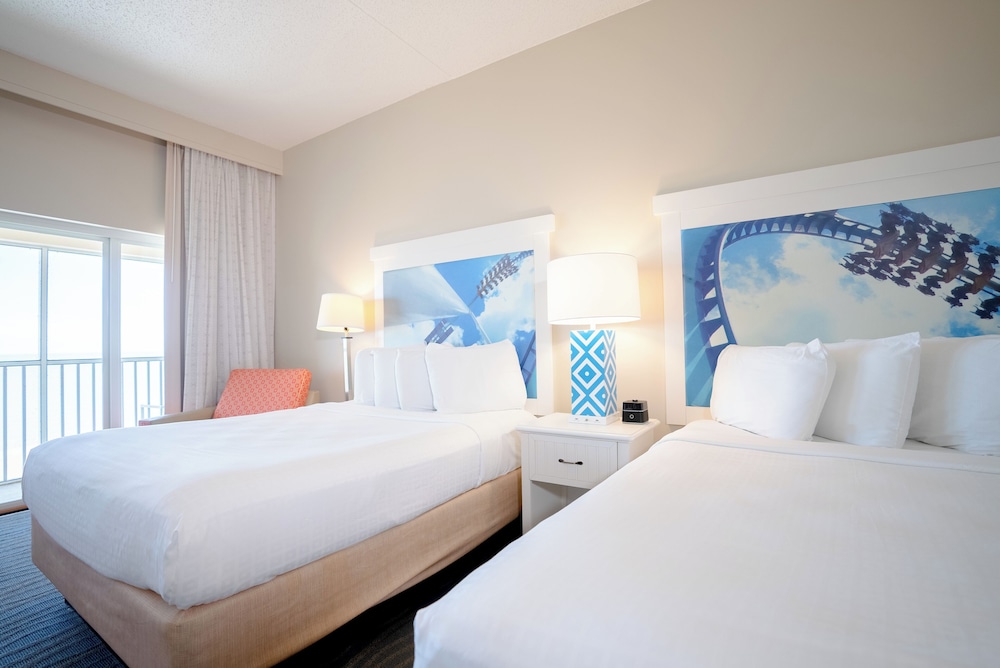 STANDARD, MULTIPLE BEDS, LAKE VIEW, BALCONY