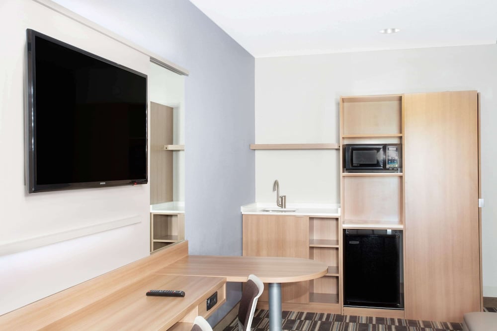 Microtel Inn and Suites By Wyndham Naples Vernal 49/50