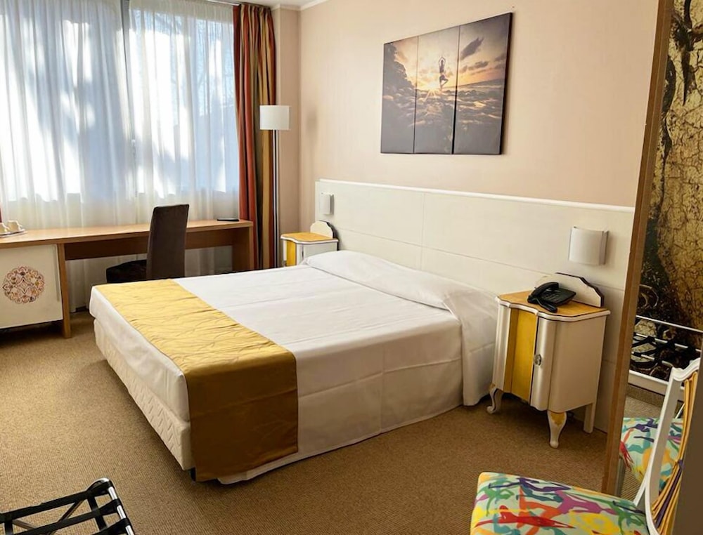 ROOM, SINGLE, DOUBLE BED