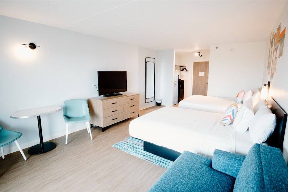 Room, 2 Queen Beds, Urban View, Sofa, Balcony، Atlantic OceanFront Inn 8/10