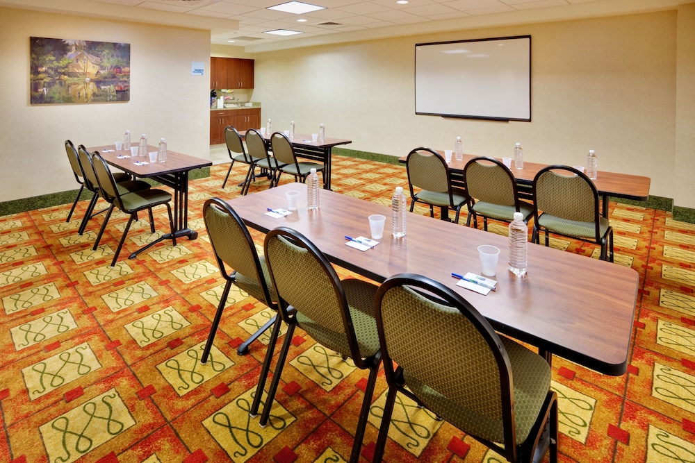 Holiday Inn Express Hotel And Suites Bradley Airport 65/74