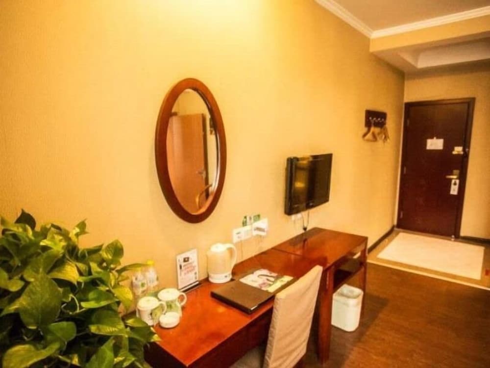 GreenTree Inn (Nanjing Yuhuatai Scenic Area, Zhonghuamen Metro Station) 22/28