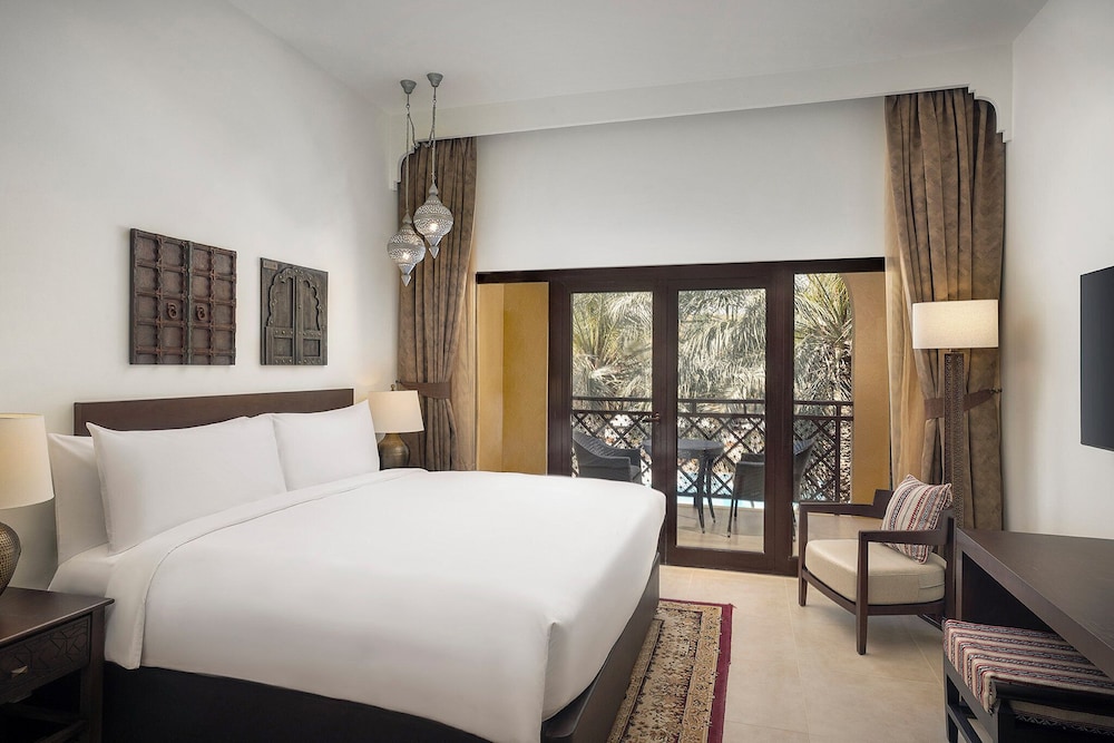 Deluxe, King Bed, Resort View, Accessible