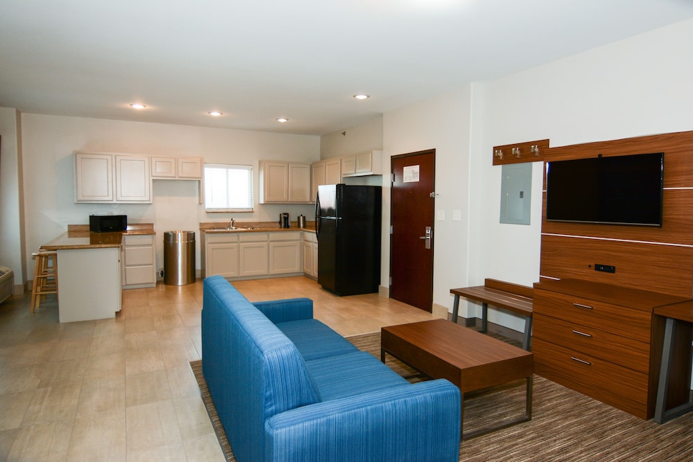 Holiday Inn Express Suites New Boston 35/51