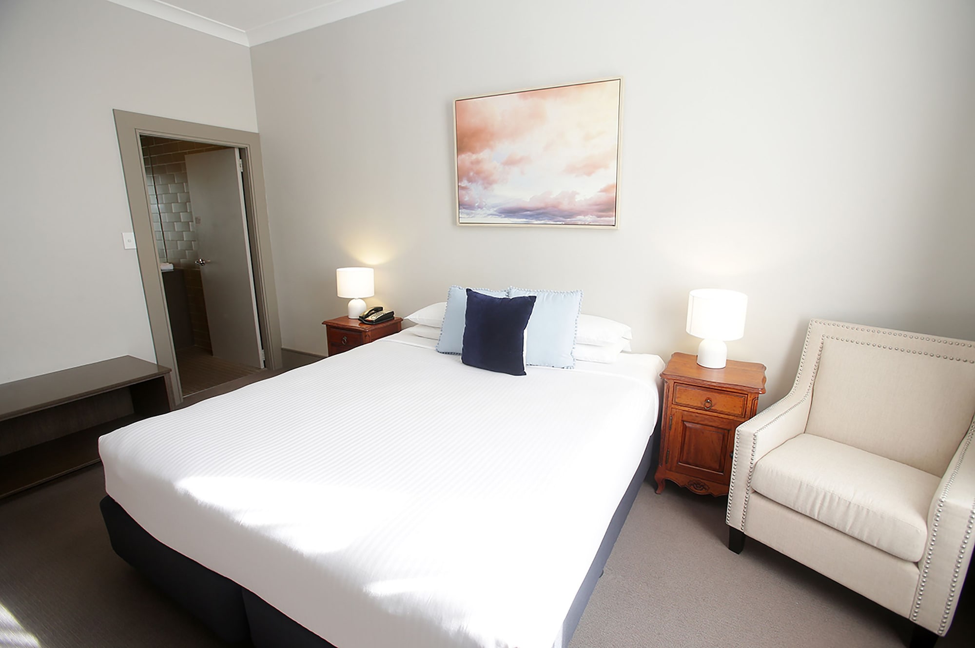 ROOM, QUEEN BED