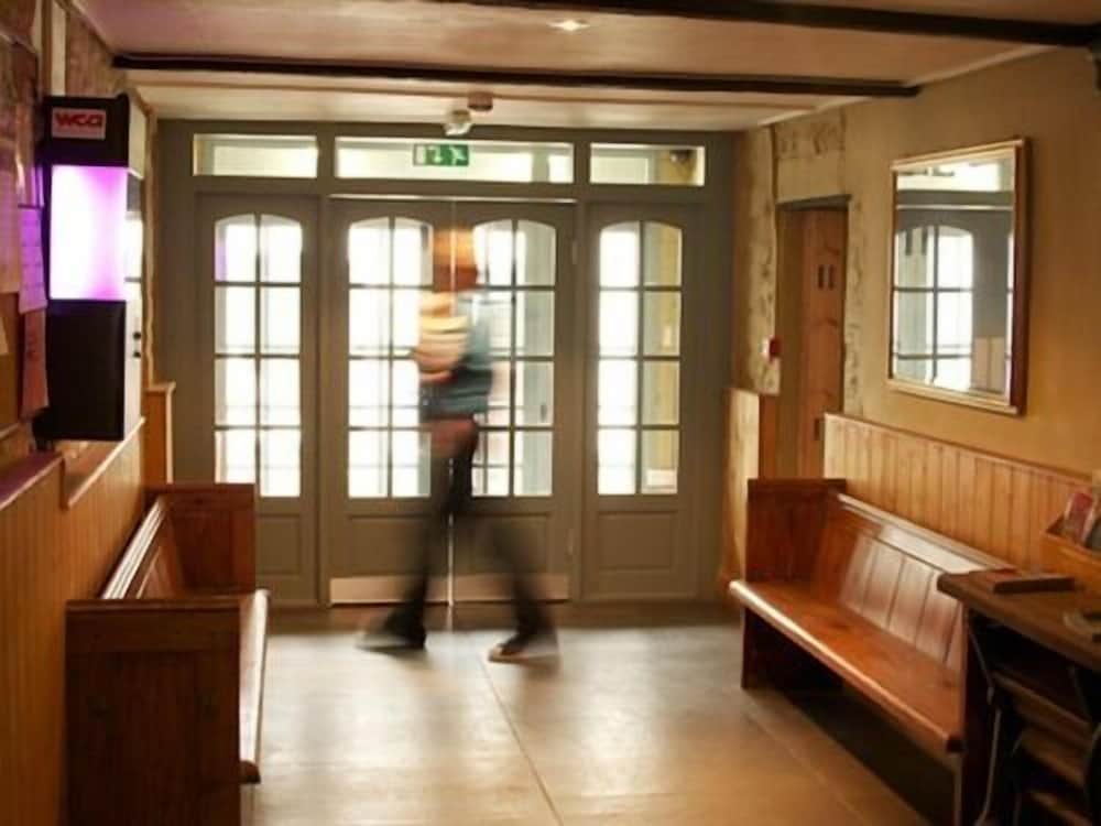 The Red Lion. 32/59