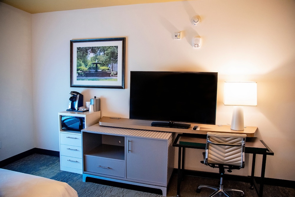 Holiday Inn Suites Savannah Airport Pooler 64/74